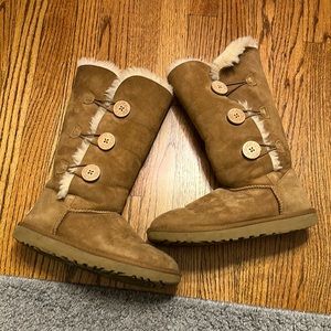 Three button tall UGG boots. Size 8. Haven’t worn in 3 years. Not used often.